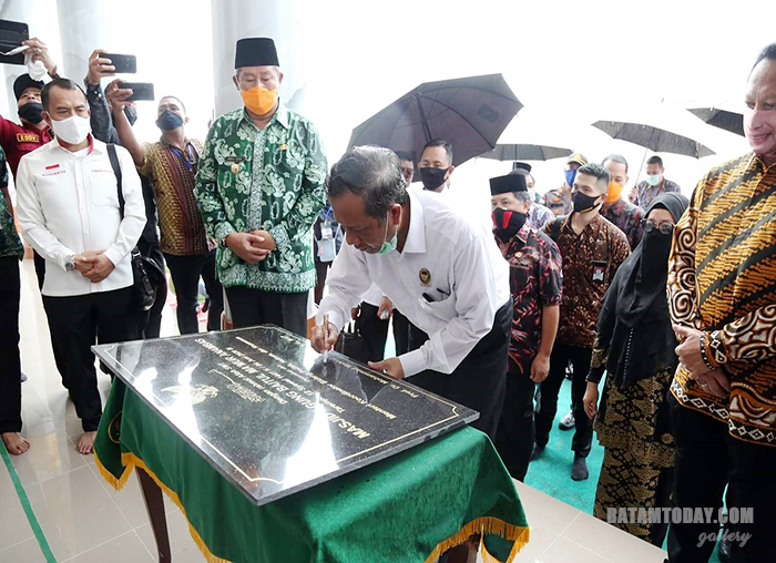 Menkopolhukam, Mahfud MD saat menandatangani prasasti Masjid Agung Baitul Ma`mur Kabupaten Anambas